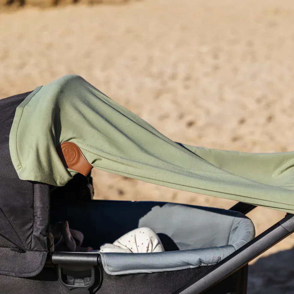 UV-doek-over-kinderwagen-voor-zonbescherming-Olive-Green.webp