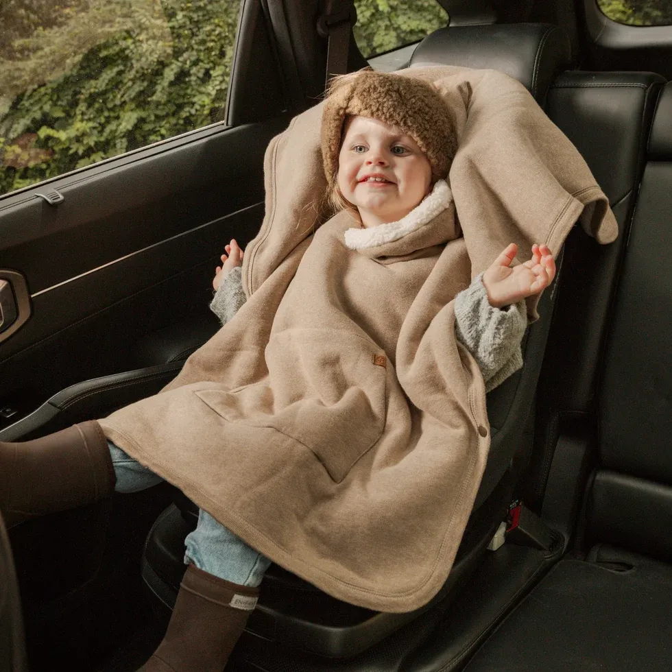Teddy-poncho-in-autostoeltje-Cloby (1).webp