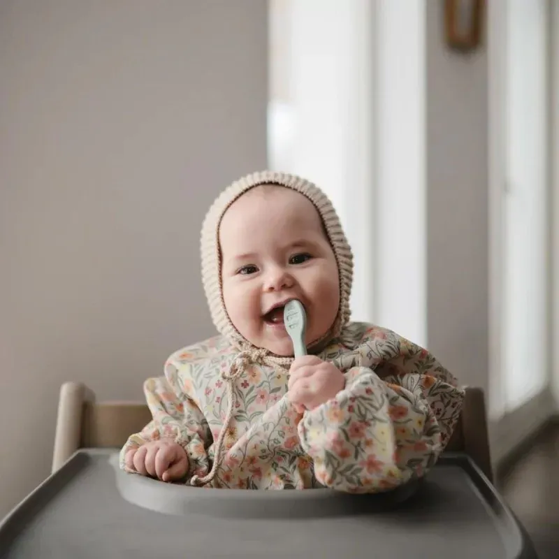 mushie--first-feeding-baby-spoon--blush-shifting-sand (1).webp